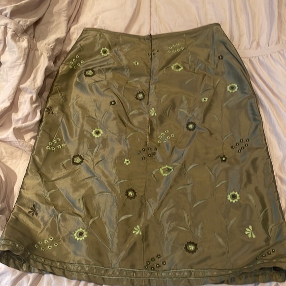 100% silk Elegant olive lined skirt in size 4 by NY&CO, embroidered - Picture 3 of 4